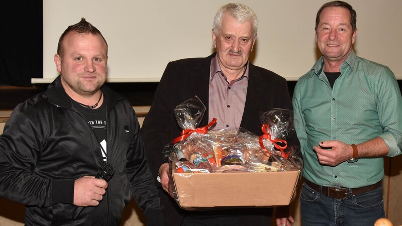 Der "Fernwärmepionier" Hans Kastl wurde von Geschäftsführer Josef Plötz (rechts) und dem neuen Vorsitzenden Reinhold Sauer mit einem Geschenkkorb verabschiedet.