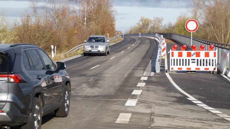 Die Arbeiten an der Brücke über die A92 bei Pilsting waren das umfangreichste und schwierigste Unterfangen des Projekts. Mittlerweile haben die Autofahrer zwischen Landau und Ganacker entlang der DGF26 wieder freie Fahrt. Nur der Geh- und Radweg bleibt vorerst noch gesperrt.