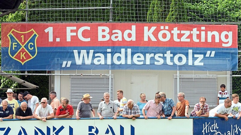 Ziemlich unruhige Zeiten liegen hinter dem 1. FC Bad Kötzting. Nach dem Rückzug des langjährigen Hauptsponsors Willi Bielmeier stand phasenweise nicht bloß das sportliche Überleben des Vereins auf der Kippe. Mittlerweile sieht es aber so aus, als sei der Klub mit seiner 102-jährigen Geschichte, von den Anhängern "Waidlerstolz" genannt, aus dem Gröbsten raus.