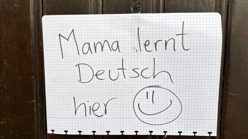 Ein kleiner Wegweiser in die Zukunft: Das Schild für den "Mama lernt Deutsch"-Kurs im Stephanussaal in Alburg.