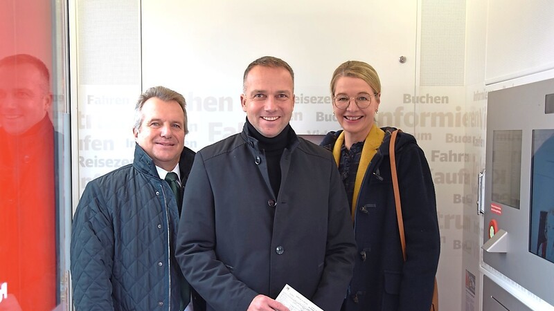 Viel Platz ist nicht: Anthony Schwaiger, Armin Grassinger und Claudia Langhoff zusammen im neuen Video-Reisezentrum (von links).