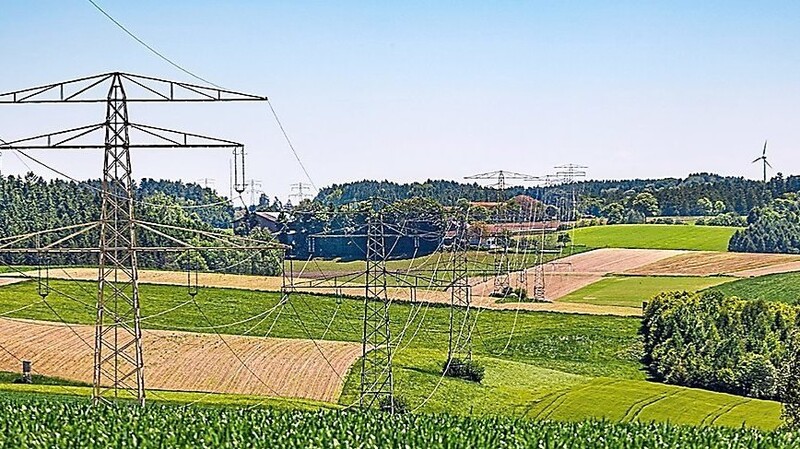 Der 380-kV-Ersatzneubau zieht sich auf einer Länge von 66 Kilometern zwischen Adlkofen und Matzenhof im Landkreis Mühldorf.