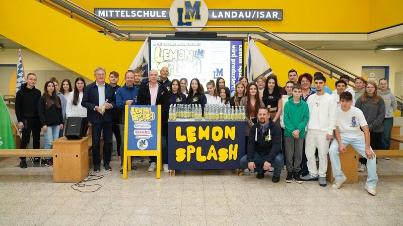 Bevor "LemonSplash" an die Öffentlichkeit geht, dürfen es die Schüler probieren.