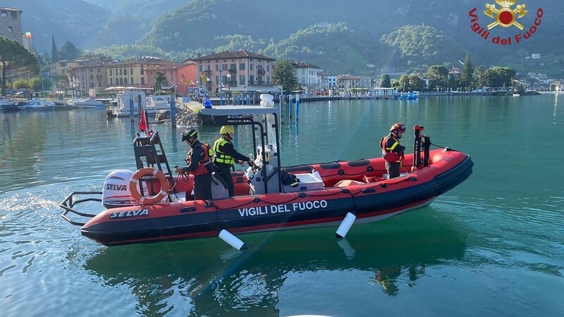 Feuerwehrleute fahren mit einem Boot über den Iseosee. Bei einem Bootsausflug ist Chiara Anfang September verunglückt.