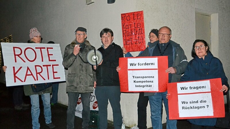 BI-Sprecher Ralf Schramm (2. v. l.) forderte auf der Demo den Rücktritt der Führung des Zweckverbands Wasserversorgung Hallertau.
