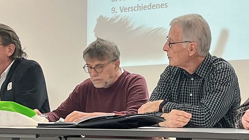 Das Präsidium der Roten Raben mit Präsident Helmut Haider (2. von links) erstattete Bericht über die Saison.