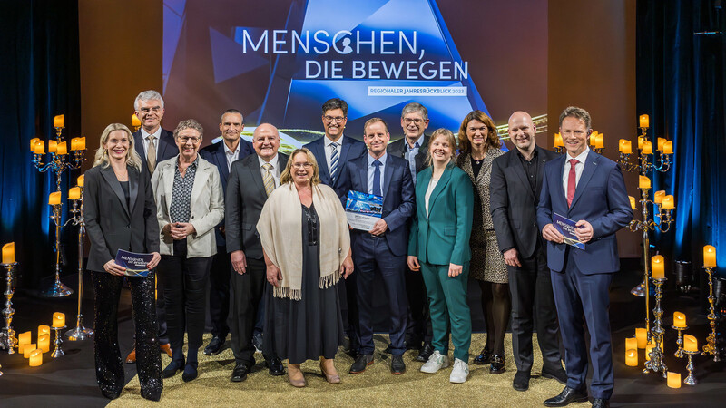 Der Leiter des BMW Werks in Regensburg hat bei der Spenden-Gala "Menschen, die bewegen" feierlich den Schlüssel an das Uniklinikum Regensburg übergeben.