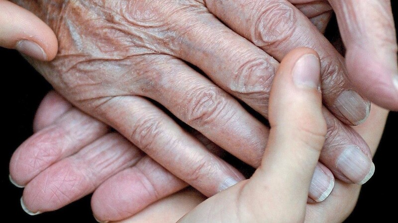 Vier Hände, die sich gegenseitig stützen. Dieses Symbolbild könnte dafür stehen, wie sich Maria G. und ihre Enkelin Sonja gegenseitig helfen. Beide sind in schwierigen Zeiten füreinander da.