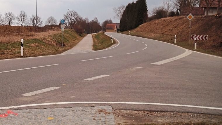 In etwa an dieser Stelle soll der neue Kreisverkehr entstehen. Die Abzweigung rechts führt in Richtung Simbach, auf der linken Seite wird das neue Baugebiet "Aufhausen-West" entstehen.