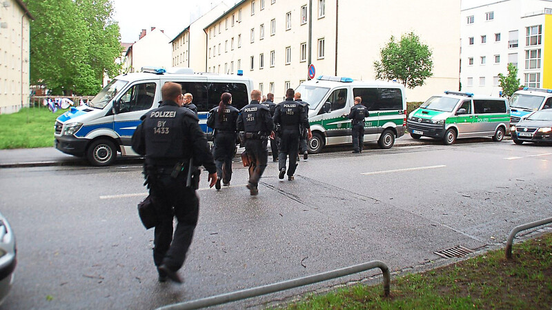 Die Einsatzkräfte von Bereitschaftspolizei und der Polizei Landshut wollten für die Durchsuchung den Überraschungseffekt nutzen.