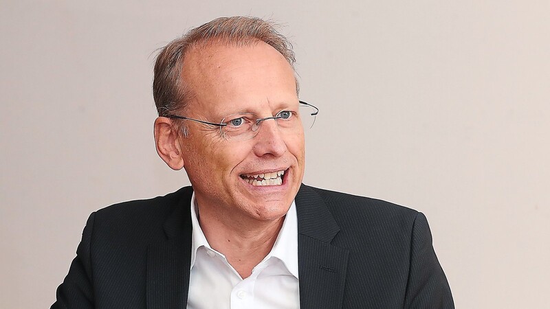 Bernhard Stiedl, Vorsitzender des DGB Bayern und gebürtiger Deggendorfer, schießt gegen Manager, die aufgrund hoher Energiepreise erwägen, Arbeitsplätze ins Ausland zu verlagern.