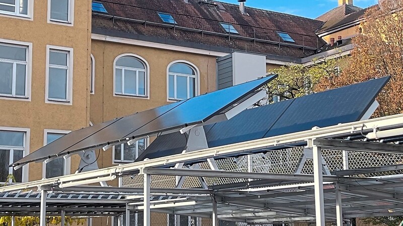 Sechs Photovoltaikmodule strecken sich jetzt im Hof der Schule der Sonne entgegen, um Strom zum Laden von E-Bikes zu generieren.