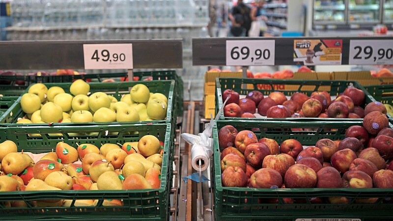 Obst wird in einem Supermarkt in Tschechien angeboten. Die Inflation in Tschechien, gemessen am Anstieg des Verbraucherpreisindexes, betrug im Juni 17,2 Prozent im Vergleich zum Vorjahr, gegenüber 16 Prozent im Vormonat, wie das Tschechische Statistikamt (CZSO) mitteilte.