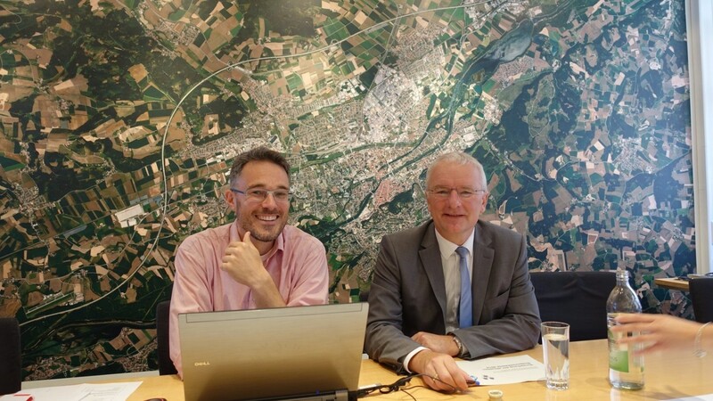 Der Vorsitzende des Gutachterausschusses, Florian Lang, und Oberbürgermeister Alexander Putz (rechts)  Foto: rn