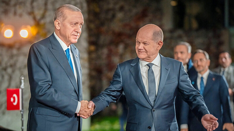Olaf Scholz (r.) empfängt Recep Tayyip Erdogan zu einem Gespräch im Kanzleramt.