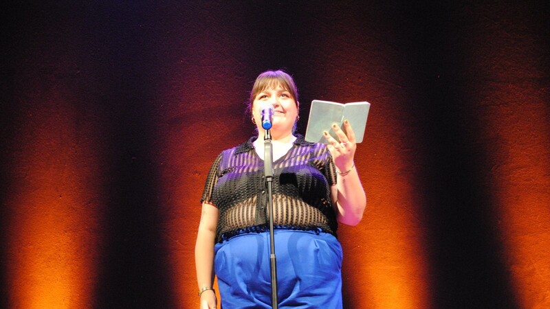 Teresa Reichl auf der Bühne im Landauer "KuKi".