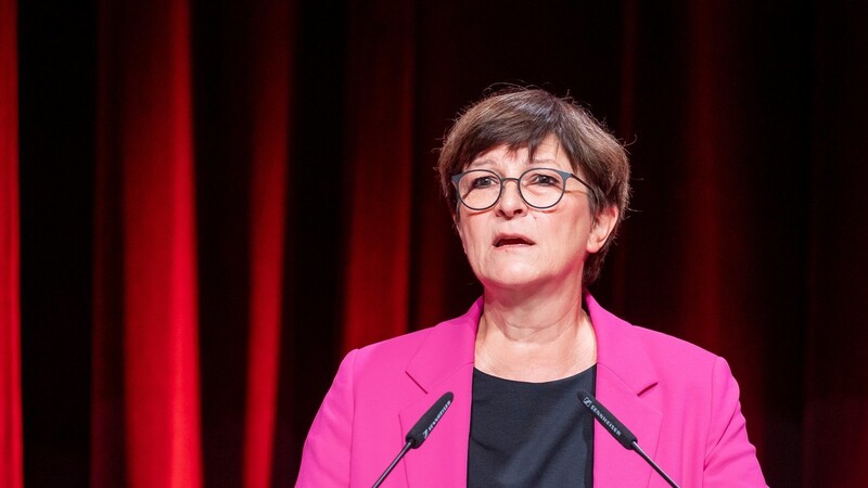 Nicht nur SPD-Chefin Saskia Esken, sondern auch andere fordern eine Aufhebung der Schuldenbremse, die manche für verantwortlich für die gesamte Misere halten.