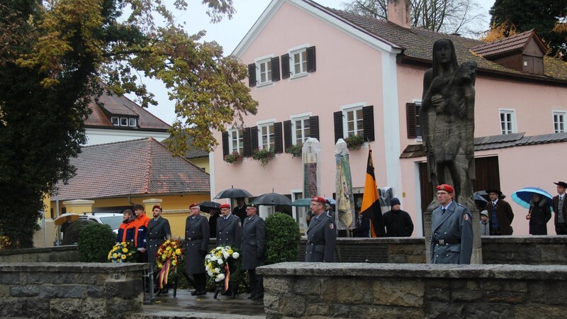 Am Kriegerdenkmal vor dem Rathaus in Bogen wird jedes Jahr der Opfern von Krieg und Gewaltherrschaft gedacht.