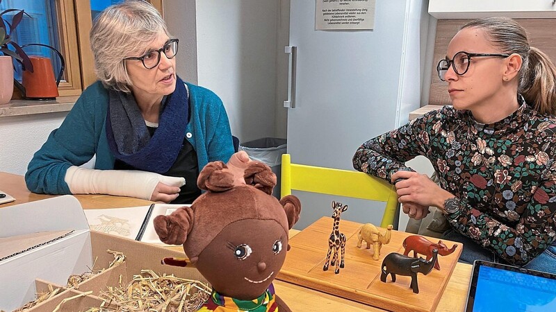 Spielzeug aus fairem Handel hatte Maria Stauber (links), Sprecherin der Fairtrade-Steuerungsgruppe, zum Anschauen mitgebracht. Mit im Bild: Petra Retzer vom Stadtmarketing.