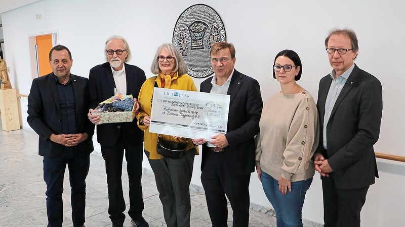 Das Ehepaar Stüber (Zweiter und Dritte von links) übergab den symbolischen Scheck an den Direktor der KJF Regensburg, Michael Eibl.