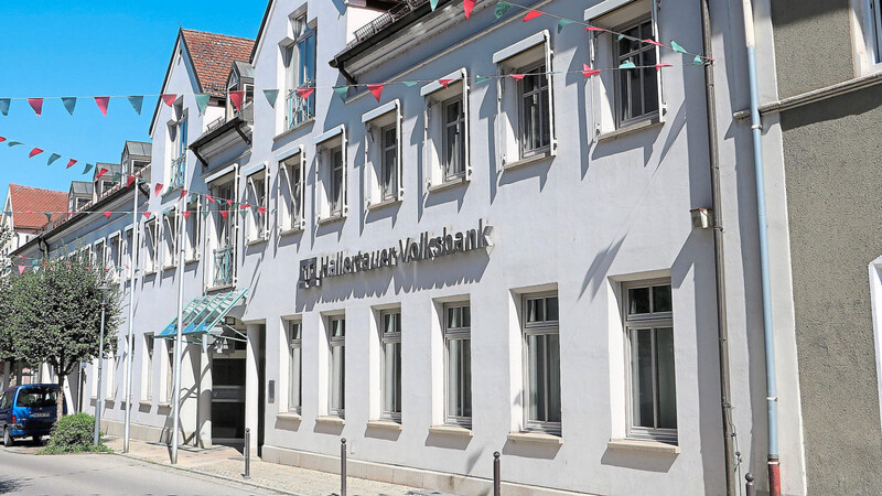 Die Betriebs- und Entwicklungsgesellschaft Mainburg mbH (BEM) hat das Volksbankgebäude in der Poststraße gekauft. Während die Bank im Erdgeschoß bleibt, werden der erste und zweite Stock der Verwaltungsgemeinschaft und der Stadt zur Verfügung gestellt.