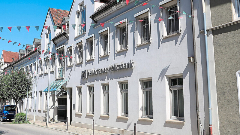 Die Betriebs- und Entwicklungsgesellschaft Mainburg mbH (BEM) hat das Volksbankgebäude in der Poststraße gekauft. Während die Bank im Erdgeschoß bleibt, werden der erste und zweite Stock der Verwaltungsgemeinschaft und der Stadt zur Verfügung gestellt.
