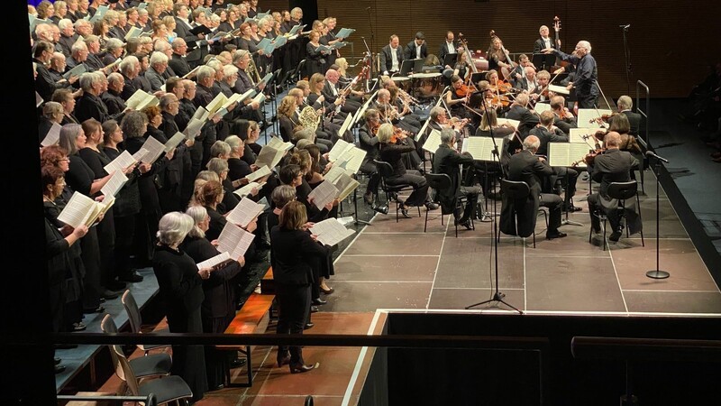 Ein beeindruckender musikalischer Abend in Essenbachs Eskara: das Orchester der Sinfonietta, die Gesangssolisten und Sänger der drei Landshuter Chöre mit Beethovens Neunter.
