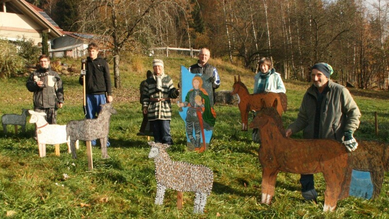 Schafe, Alpakas und Pferde aus Blech weiden derzeit auf einer Wiese vor dem Wolfgangshof. Im Bild das sechsköpfige Aufbauteam mit der Künstlerin Dorothea Stuffer.
