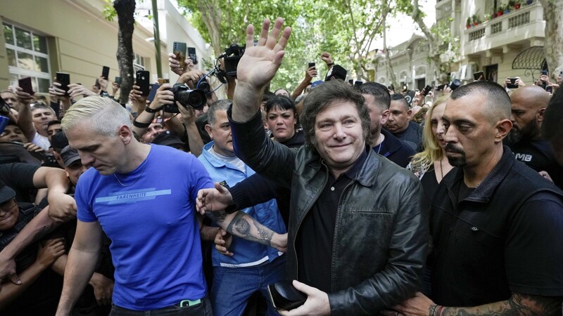 Der selbsternannte Anarchokapitalist Javier Milei (2. v. r.) ist mit deutlichem Vorsprung zum argentinischen Präsidenten gewählt worden.