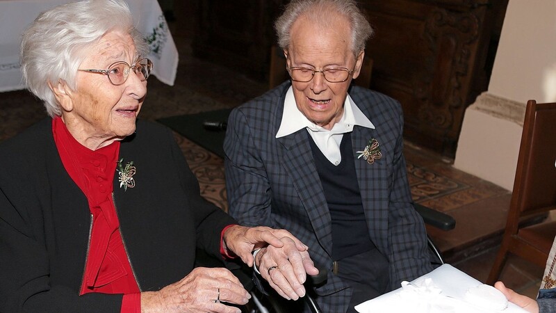 Nach 70 Jahren tauschen die Ostermeiers ein zweites Mal die Eheringe aus und erneuern in der Kirche St. Sebastian ihr Ehegelübde.