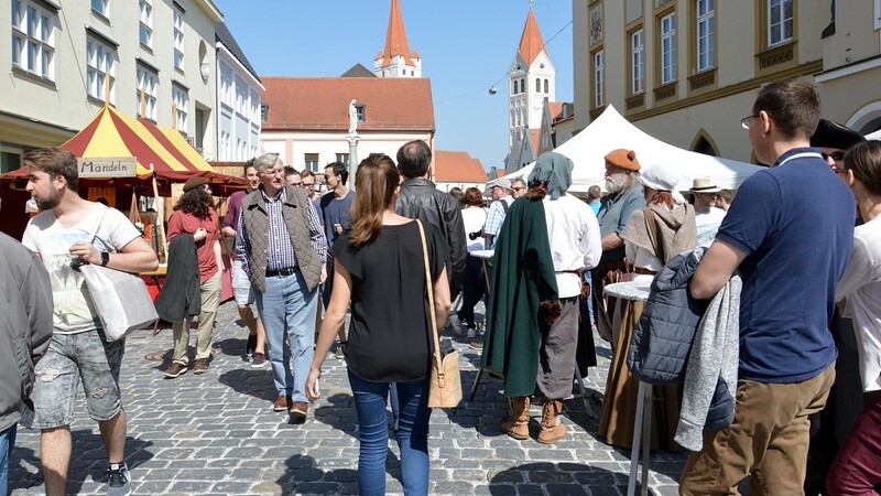 Der Mittelaltermarkt hatte Sog-Effekt. Er lockte zahlreiche Besucher in Moosburgs gute Stube.