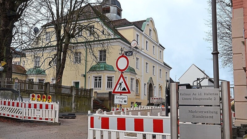 Nur einen Steinwurf vom Rathaus entfernt hat sich die Marktverwaltung jenseits der Hauptstraße in die Räume der ehemaligen HypoVereinsbank eingemietet.