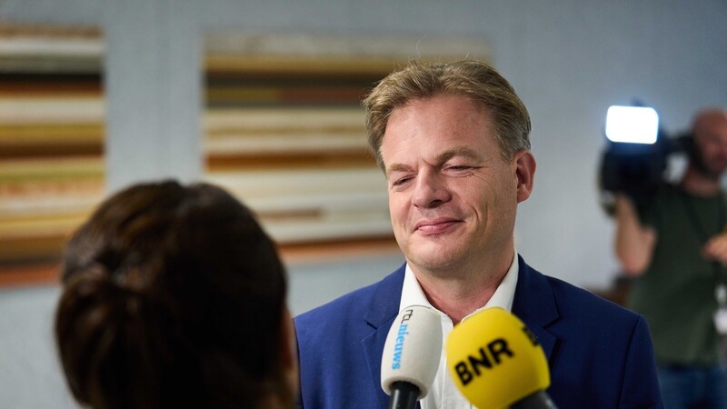 Pieter Omtzigt, Parteigründer der Nieuw Sociaal Contract (NSC), ist der Mann der Stundein den Niederlanden und könnte den Ausggang der Wahl entscheidend beeinflussen.