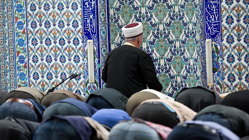 Muslime beten im Gebetsraum der Ditib-Moschee in Stuttgart.