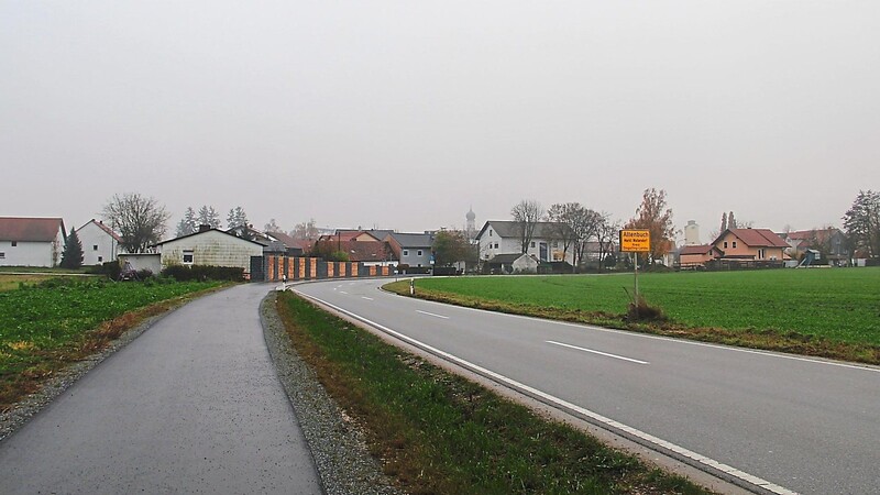 Die Staatsstraße 2325 ist der kürzeste Weg vom künftigen BMW-Werk zur A92.