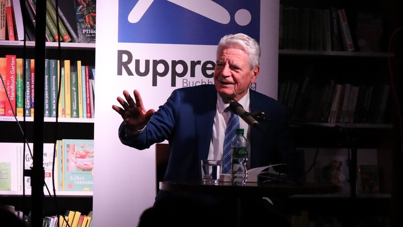 Joachim Gauck stellte sein neues Buch "Erschütterungen" vor.