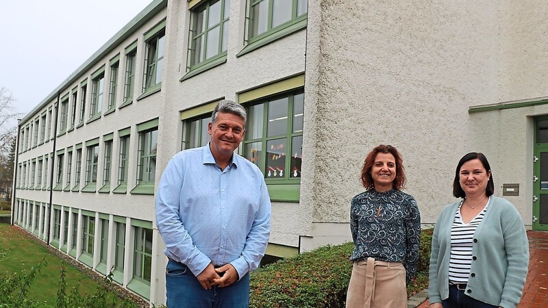 Bürgermeister Peter Forstner mit Schulleiterin Gabriele Amberger und Vertreterin Alexandra Zue vor der Grundschule in Neufahrn.