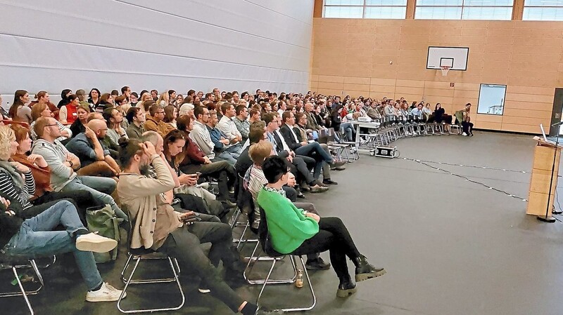 Knapp 300 Teilnehmer versammelten sich in der Landauer Viktor-Karell-Realschule, wo es Vorträge und Workshops gab.