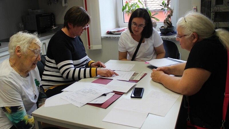 Die Amerikanerinnen zusammen mit Leserin Helene Mühlbauer (2.v.li.) aus Untervierau in der Gemeinde Miltach, die ihnen wertvolle Hinweise bei der Ahnenforschung geben konnte.