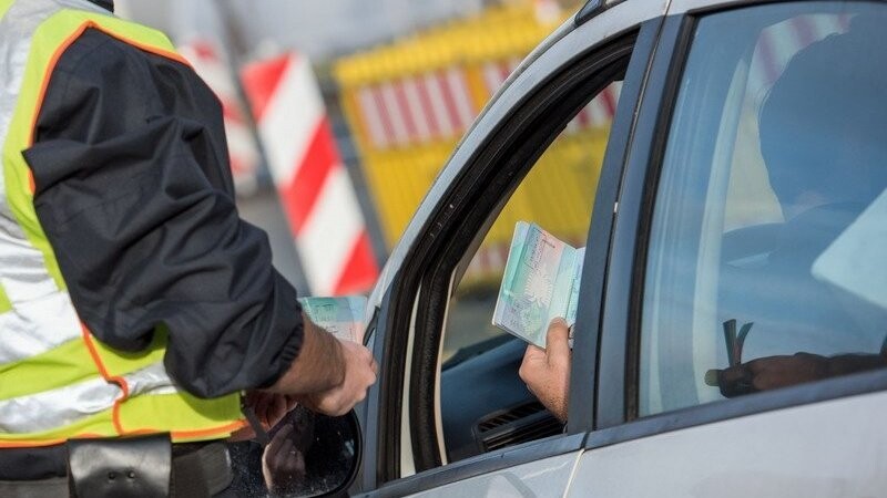 Ein 48-jähriger Slowake hat sich bei einer Grenzkontrolle mit einem mutmaßlich gefälschten Personalausweis ausgewiesen. (Symbolfoto)