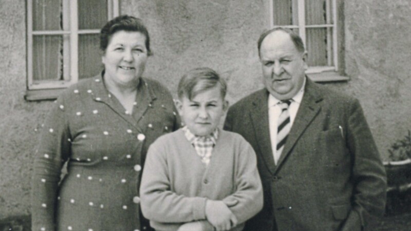 Die Familie Kiefer um 1957 mit der Ehefrau Magdalena, dem Sohn Josef und dem Bäckermeister und Bürgermeister Josef Kiefer.