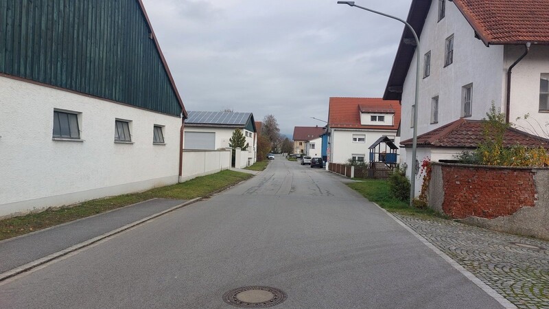 Die langgezogene Alte Dorfstraße führt bis zum Unternehmen Zaglauer an der Einmündung Staatsstraße 2124. Hier entsteht rechts ein Gehweg.
