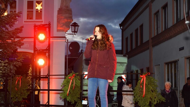 Leonie Maier begeisterte mit ihrem Gesang bereits am 30. November 2019 bei der Moosburger Adventseröffnung (Archivbild).