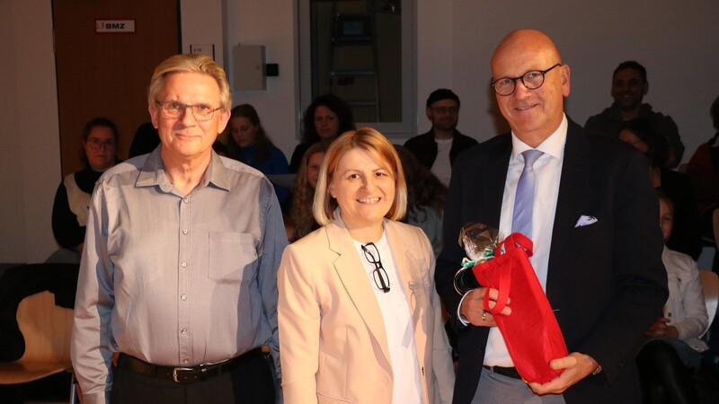 Stiftungsvorsitzender Dr. Uwe Brandl (rechts) überreichte als Dankeschön für die Gastfreundschaft an Oberstudiendirektorin Birgit Maier (Mitte) ein Präsent. Links Kreisverantwortlicher Simon Frank.