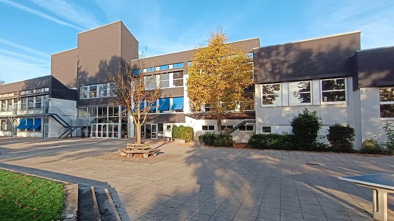 Seit 1967 steht die Brutalismus-Schule an der Gobener Straße. Seitdem ist sie sechsmal erweitert worden.