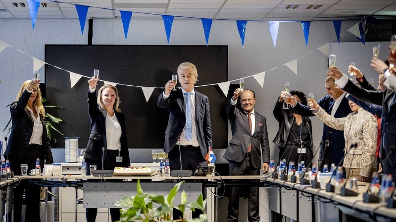 Geert Wilders (M.) hat die Wahl gewonnen, braucht aber mindestens zwei Koalitionspartner.