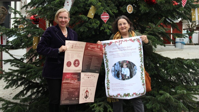 Carola Höcherl-Neubauer (l.) hat als Vorsitzende des Stadtmarketings einige Aktionen für die Weihnachtszeit auf den Weg gebracht. Eine davon ist die Ausstellung "Spielend durchs Jahr" von Eva Pemmerl.