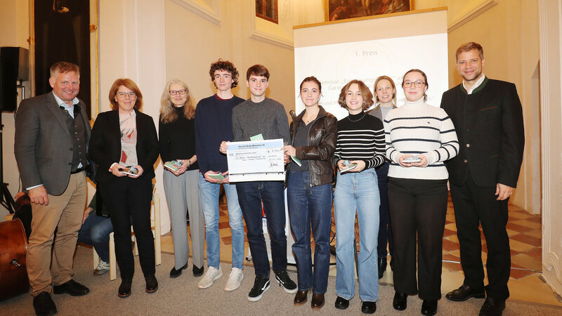 Die beiden Lehrerinnen Yvonne Löken und Birgit McMahon (Zweite und Dritte von links) und die Schüler des ausgezeichneten P-Seminars des Hans-Carossa-Gymnasiums mit Rudolf Neumaier, Geschäftsführer des Bayerischen Landesvereins für Heimatpflege (links), und Olaf Heinrich, Vorsitzender des Landesvereins (rechts).