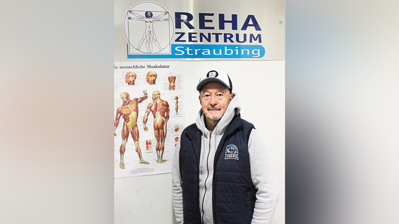 Als Physio der Straubing Tigers befindet sich Reinhard Hoffmann in dauerhaftem Austausch mit Spielern, Trainern und Ärzten.