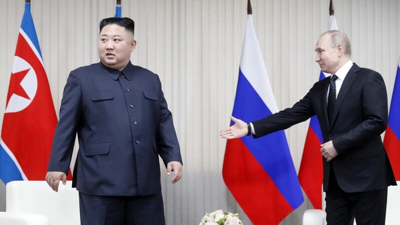 Kim Jong Un (l.) und Wladimir Putin treffen sich in Wladiwostok.